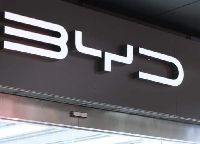 Fachada de loja da BYD com logomarca da fabricante no topo da entrada