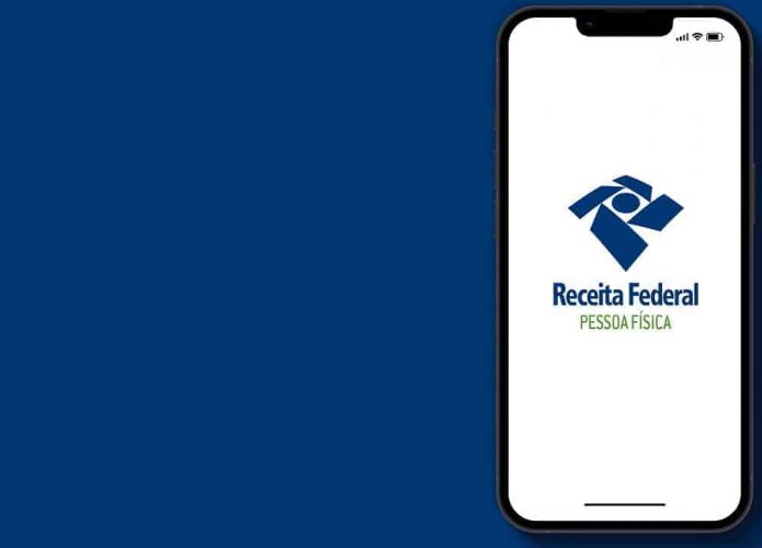 Montagem com iPhone exibindo logomarca da Receita Federal na tela e, ao fundo, um fundo azul escuro
