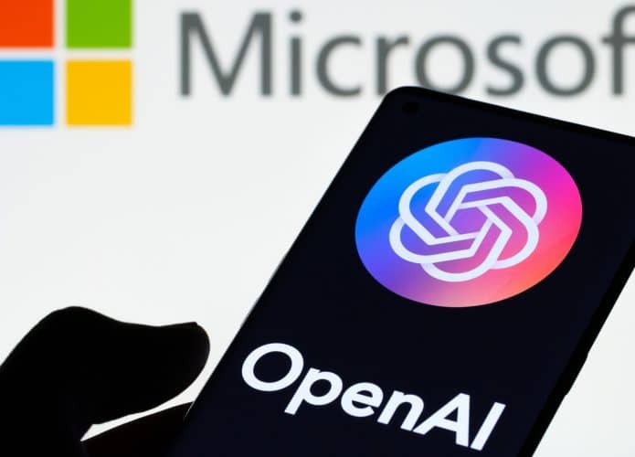 Logotipo da OenAI visto na tela de um smartphone com o logotipo da Microsoft no fundo.