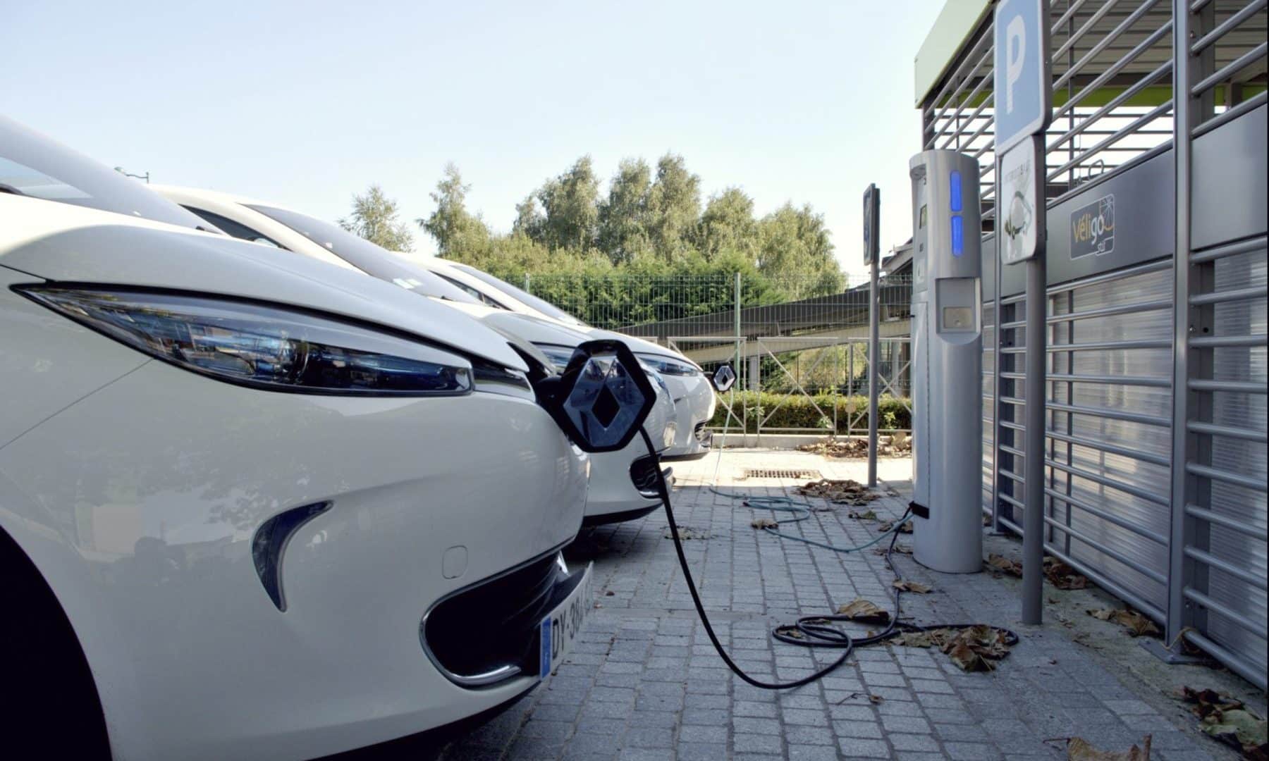 Carros elétricos carregando em parada na estrada