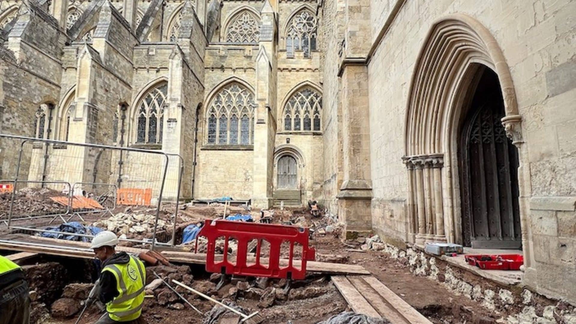 Investigações realizadas na Catedral de Exeter (Credito: Catedral de Exeter)