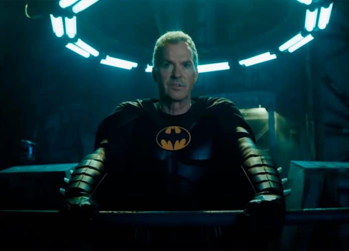 Cena de Michael Keaton no traje de Batman em The Flash