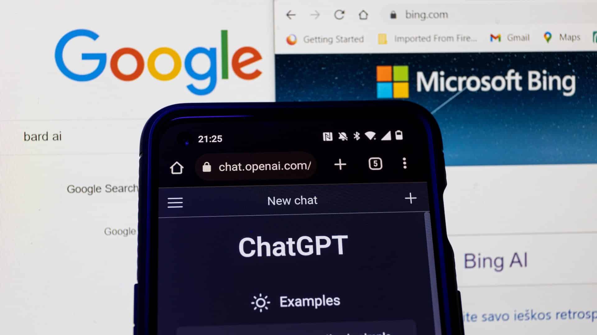 Celular com ChatGPT aberto enquanto Google e Bing estão abertos em computador logo atrás