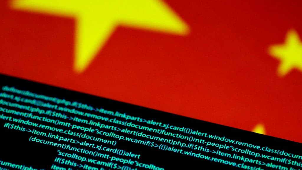 Parte de bandeira da China com linhas de código de programação embaixo