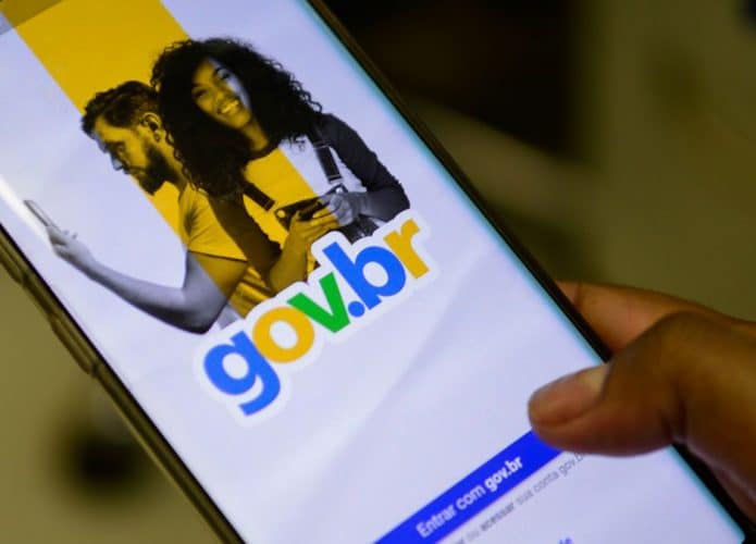 Pessoa acessando tela de login da conta Gov.br num celular