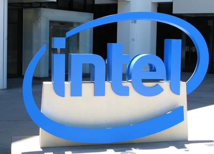 Logomarca da Intel na entrada do prédio da empresa