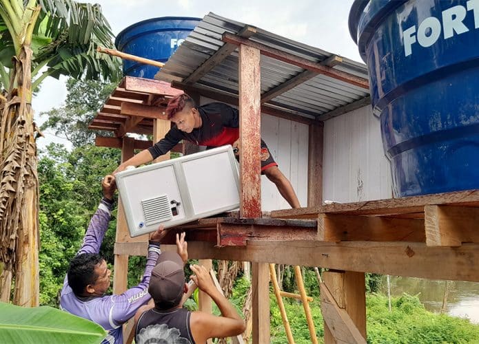Yanomami instalando equipamento da PWTech