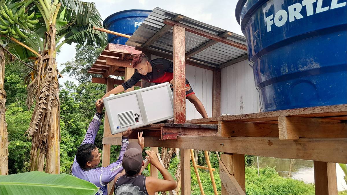 Yanomami instalando equipamento da PWTech