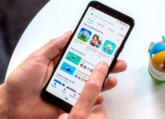 Pessoa acessando Play Store em celular com Android