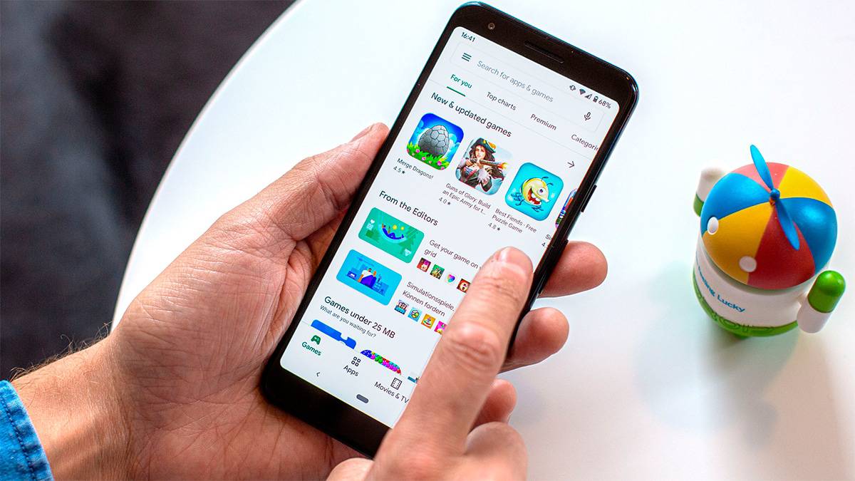 Pessoa acessando Play Store em celular com Android