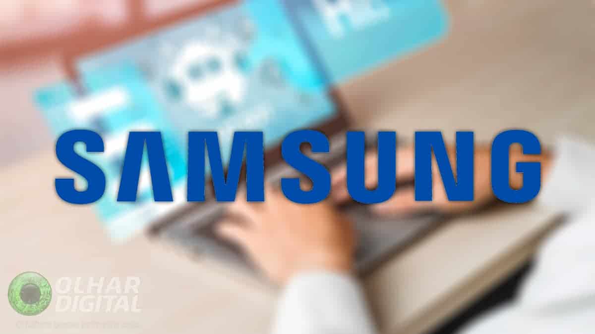 Logomarca da Samsung com imagem de pessoa acessando chatbot num notebook ao fundo