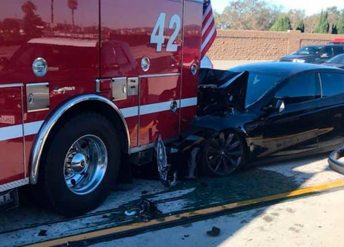 Carro autônomo da Tesla enfiado na traseira de caminhão de bombeiro