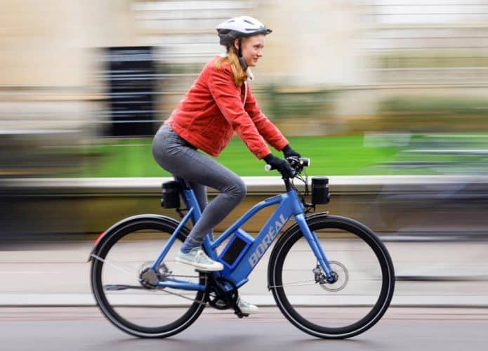 Mulher andando em bicicleta elétrica