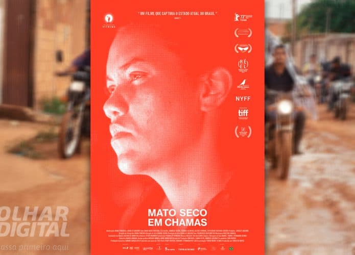 Pôster do filme brasileiro Mato Seco em Chamas com cena do filme ao fundo