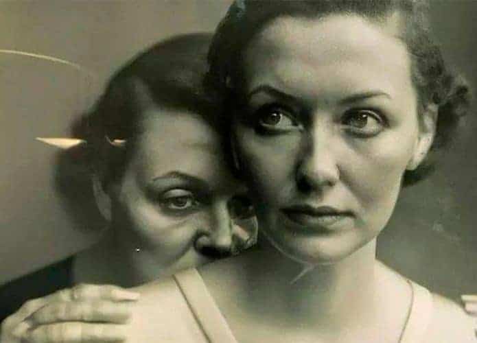 Imagem de duas mulheres criada por artista com IA