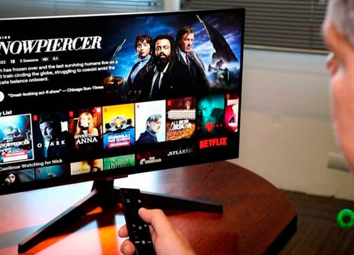 Pessoa usando monitor smart da Samsung