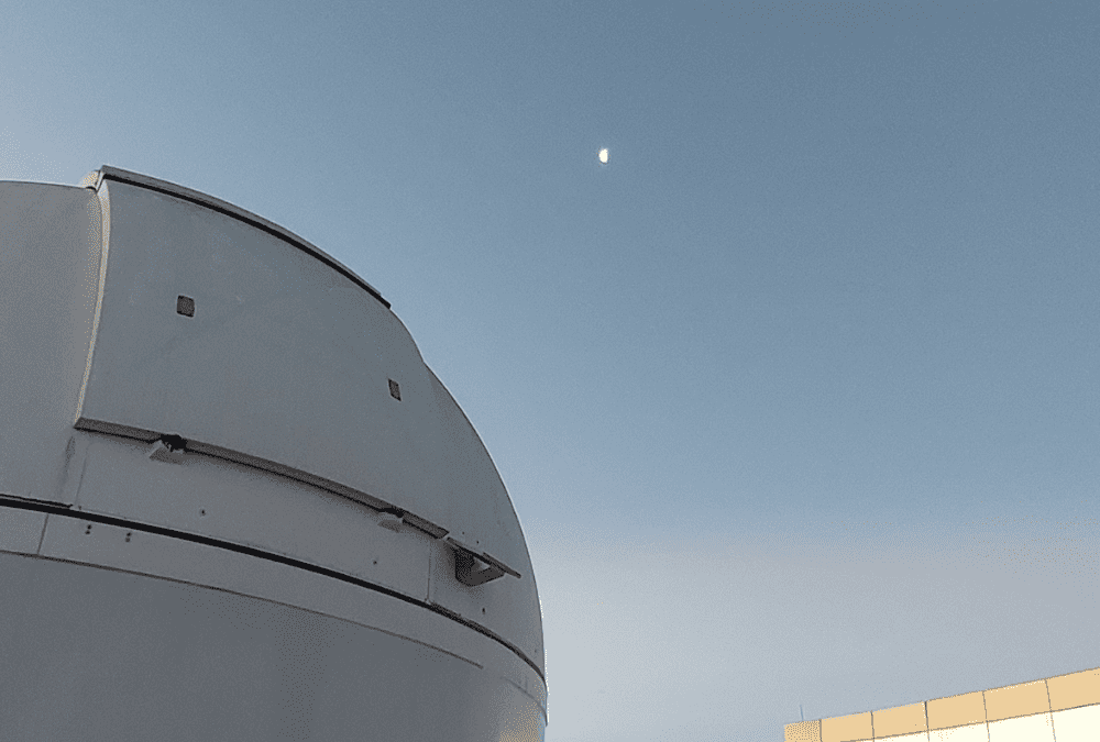 Foto do observatório com vista para lua com distância