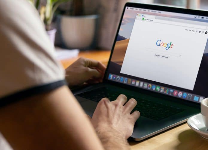 Pessoa usando Google Chrome em Macbook