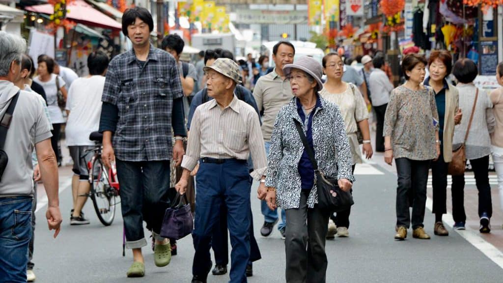 Pessoas andando em feira no Japão