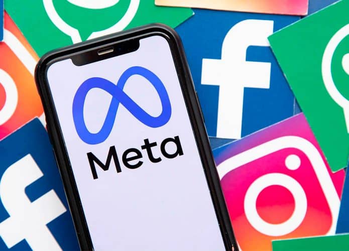 Celular com logomarca da Meta e ícones do Instagram, Facebook e WhatsApp ao fundo