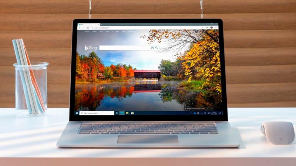 Notebook da Microsoft com navegador Edge aberto na página do buscador Bing