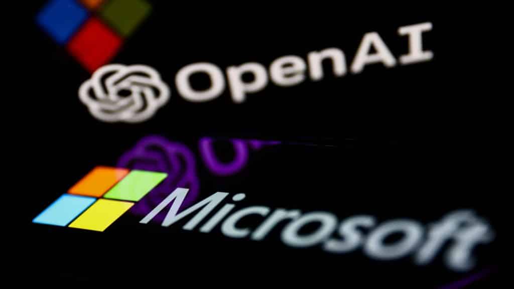 Telas com logomarcas da OpenAI e Microsoft perto uma da outra