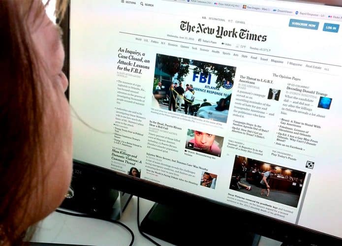 Pessoa olhando para home do site do jornal The New York Times num computador