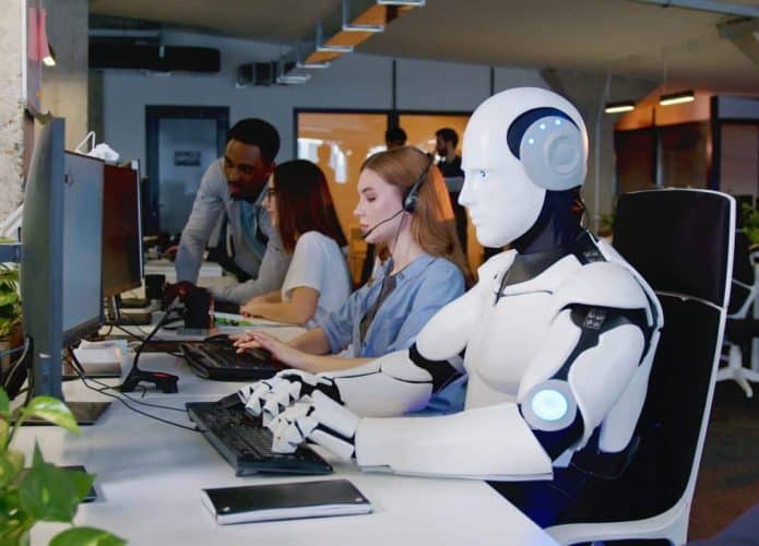 Robô humanoide trabalhando em escritório com outras pessoas