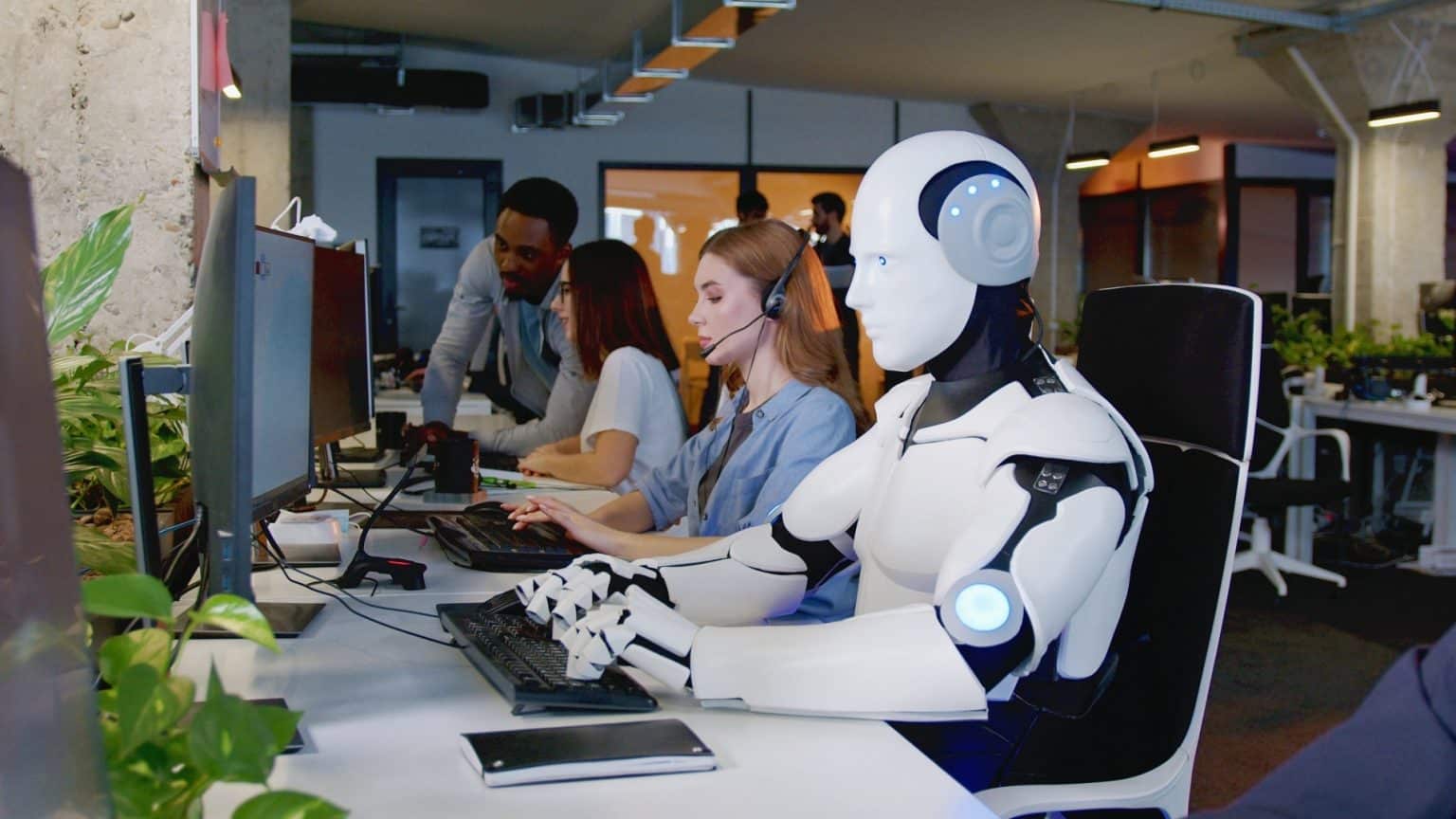 Robô humanoide trabalhando em escritório com outras pessoas