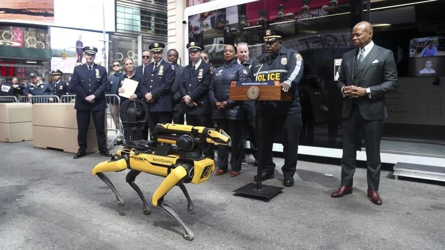 Cão-robô em coletiva de imprensa da polícia de Nova York