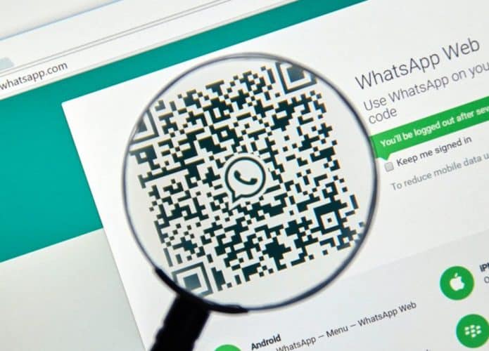 Lupa sobre QR code do WhatsApp Web, aberto numa tela de computador