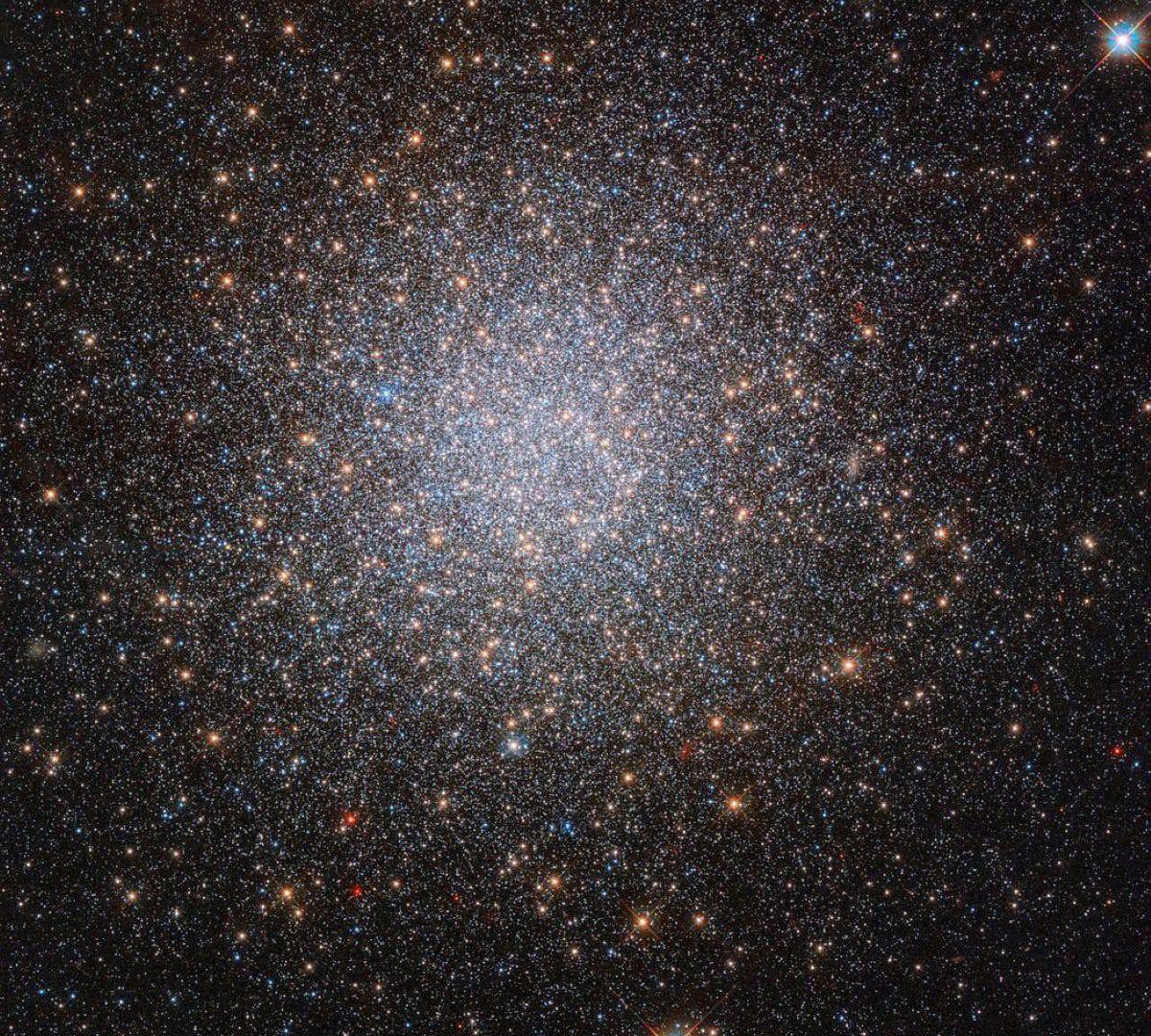Veja este aglomerado estelar de tirar o folêgo registrado pelo Hubble