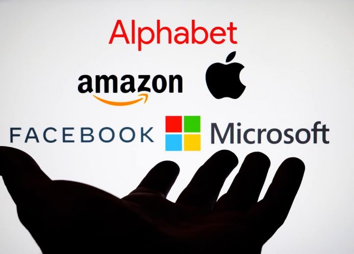 Silhueta de mão na frente de ícones das big techs Alphabet, Amazon, Apple, Facebook e Microsoft