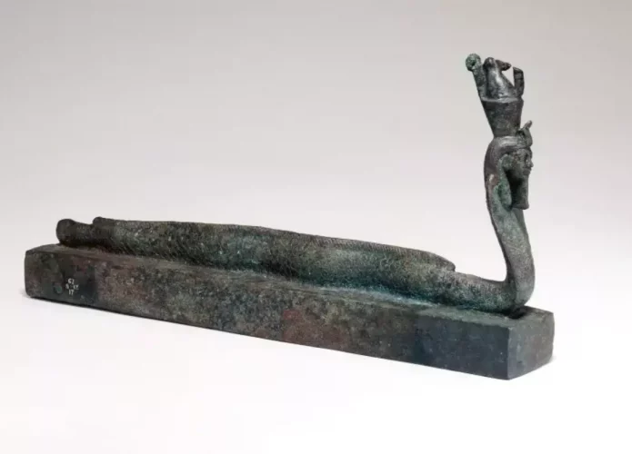 Caixão de metal com representação de um hibrido, humano, cobra e enguia (Credito: Curadoria do Museu Britânico)