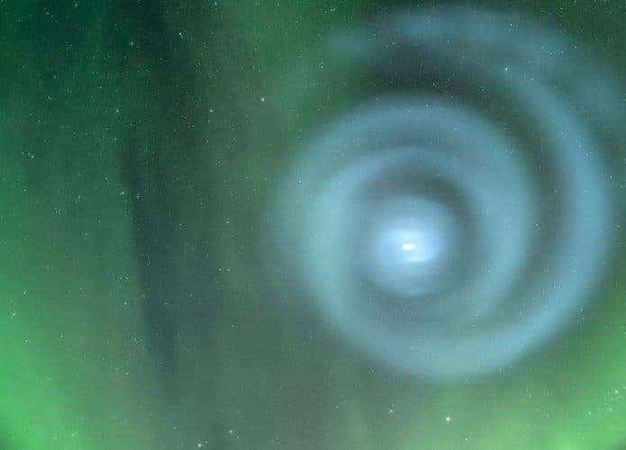 Uma espiral brilhante foi avistada no Alasca (Credito: Facebool / Tod Salat)