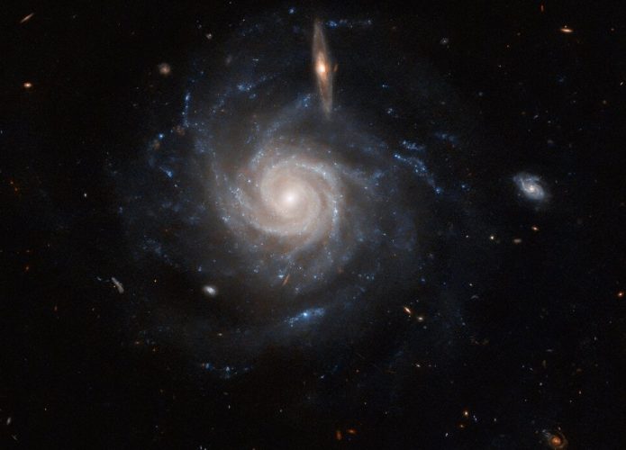 Hubble flagra Galáxia UGC 678 na constelação de Peixes