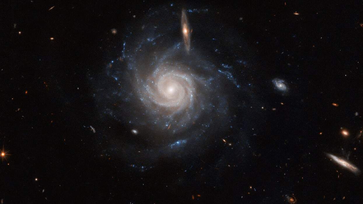 Hubble flagra Galáxia UGC 678 na constelação de Peixes