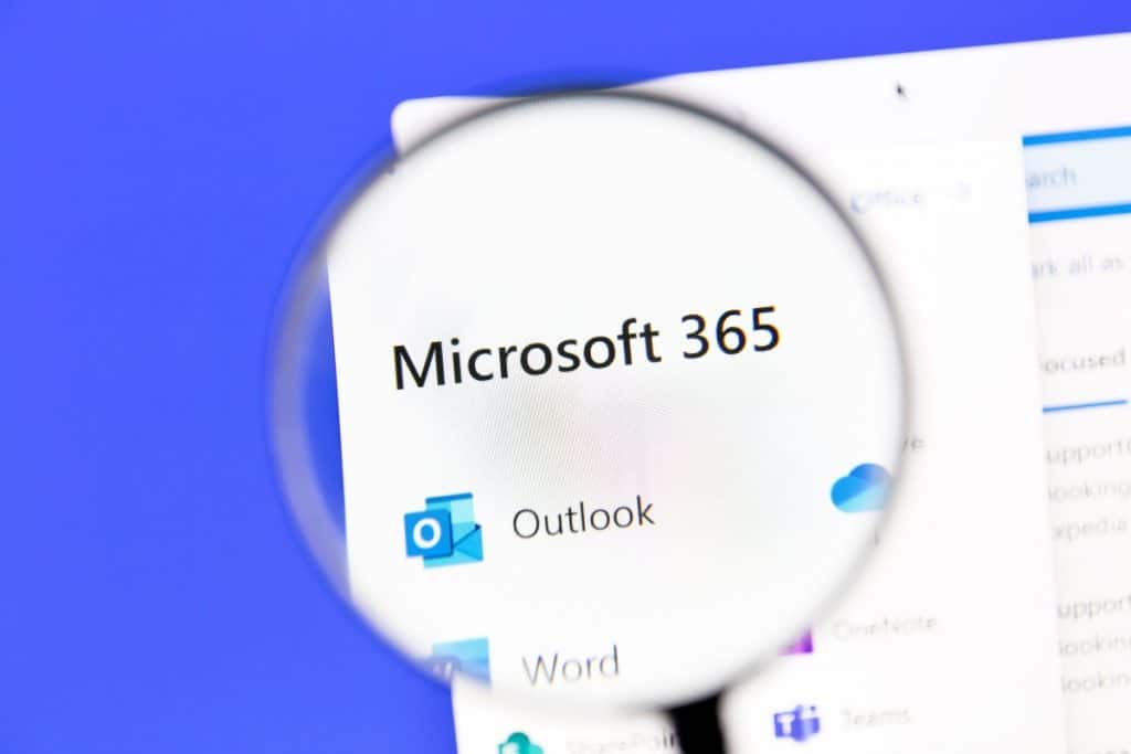 Lupa sobre logomarca do Microsoft 365 numa tela de computador