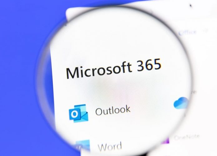 Lupa sobre logomarca do Microsoft 365 numa tela de computador