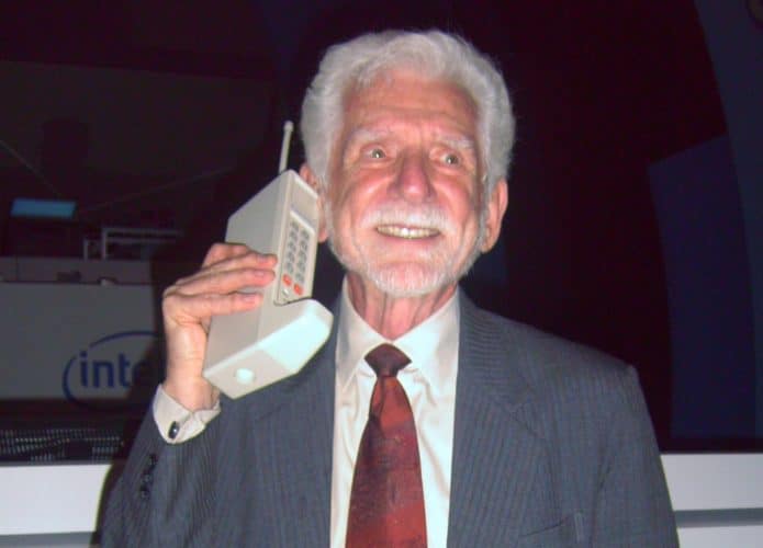 Martin Cooper com o primeiro celular da Motorola, o DynaTAC 8000X (Imagem: Rico Shen/Wikimedia Commons)