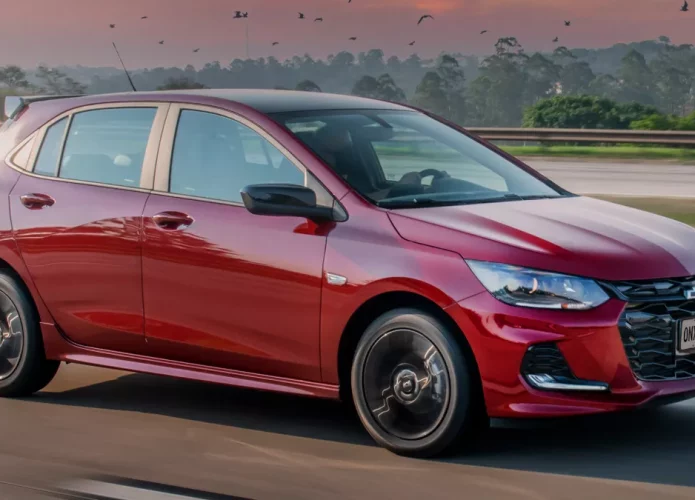 Chevrolet Onix andando em estrada