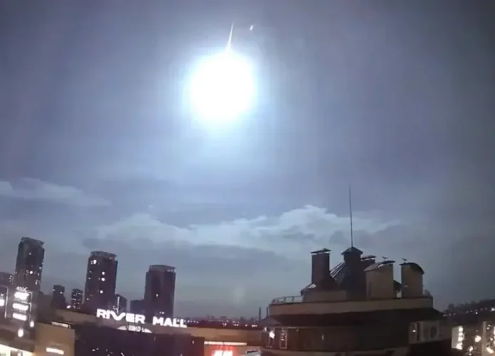 Queda de satélite em Kiev (Credito: Reprodução/ Twitter)
