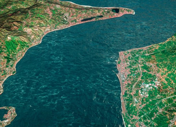 O Estreito de Messina possui pouco mais de 3 quilômetros de extensão e vai abrigar a maior ponte suspensa do mundo (Credito: Shutterstock/ Naeblys)