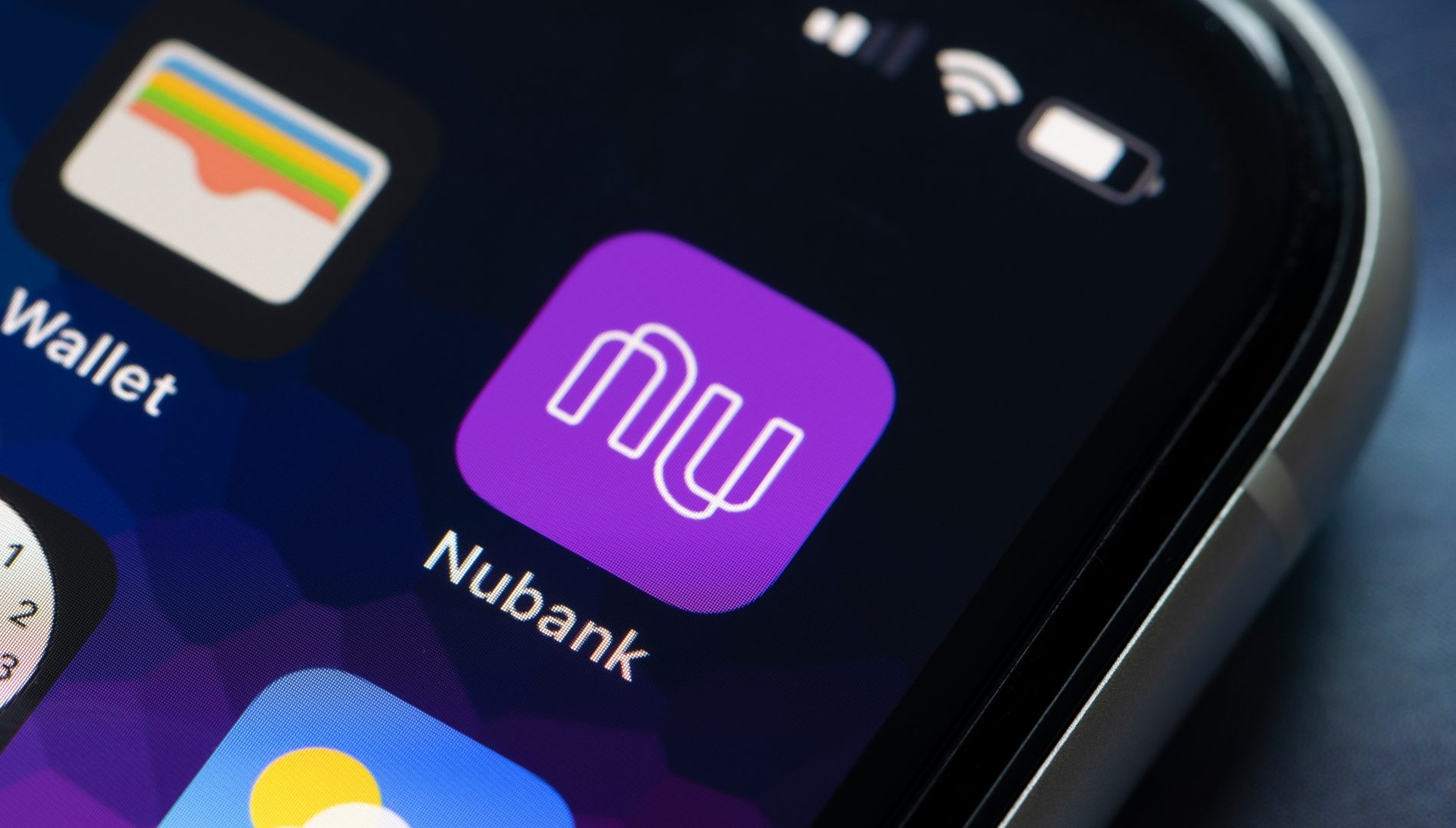Ícone do aplicativo do Nubank na tela inicial de um iPhone