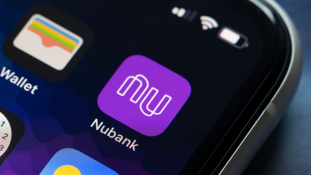 Ícone do aplicativo do Nubank na tela inicial de um iPhone