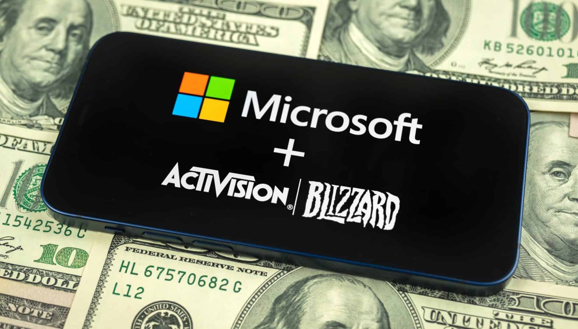 Logotipo da Microsoft e da Activision Blizzard na tela do smartphone