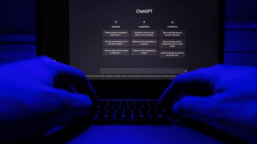 Homem com mãos sobre teclado de notebook, no qual ChatGPT está aberto num navegador