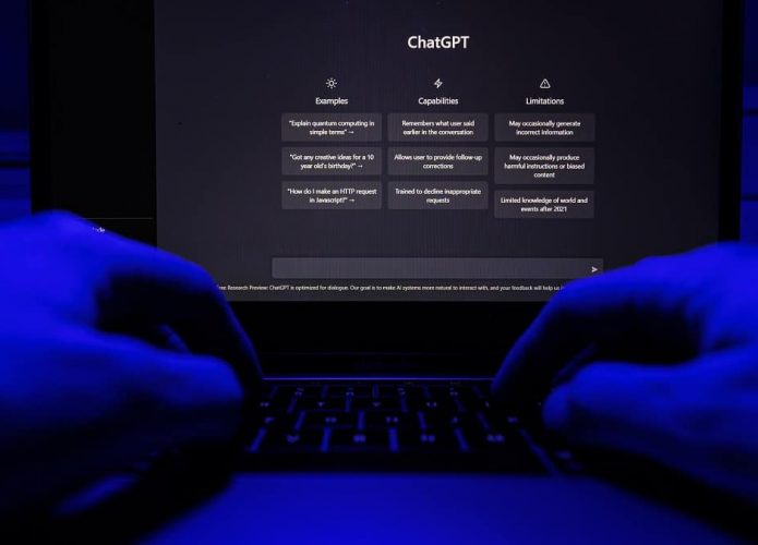 Homem com mãos sobre teclado de notebook, no qual ChatGPT está aberto num navegador