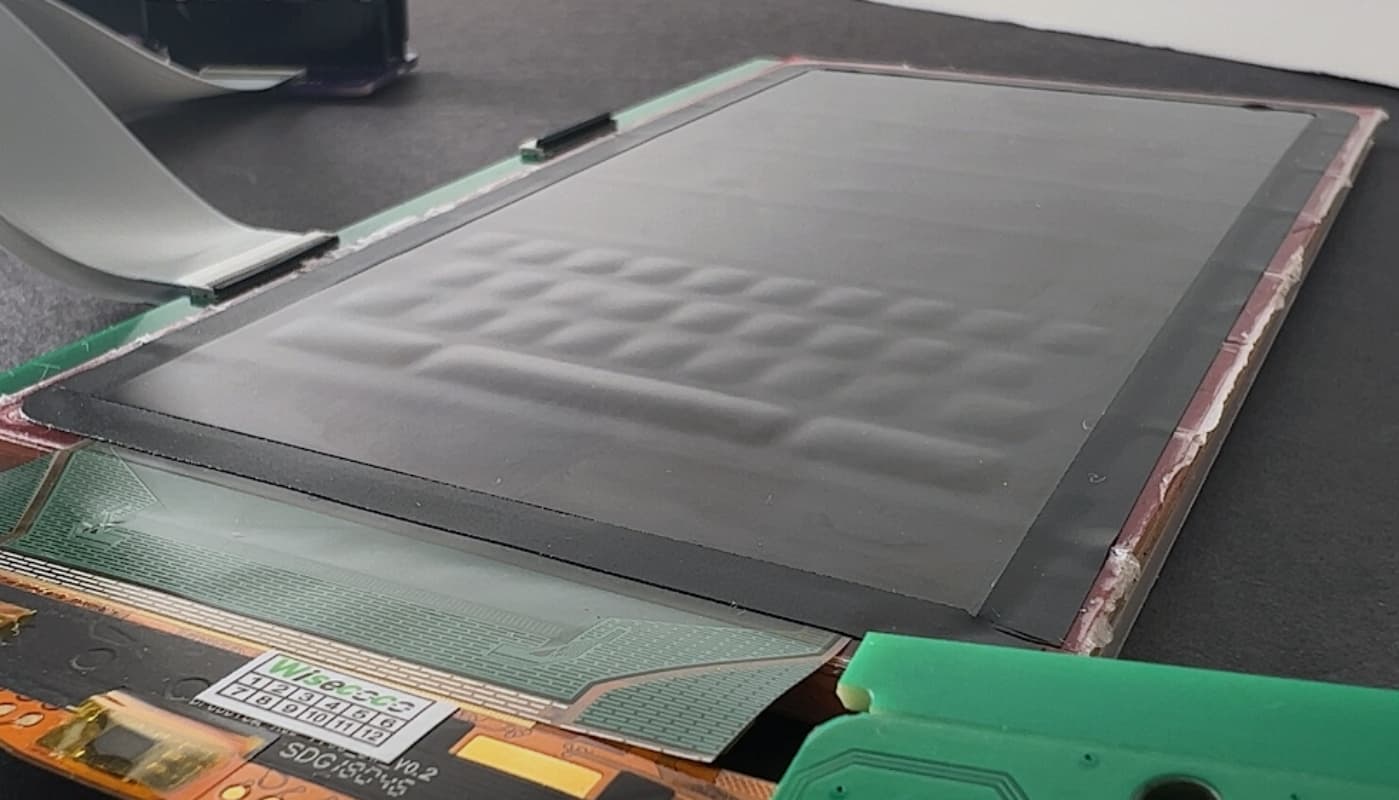 Pesquisadores criam tela de smartphone com teclado físico “inflável”