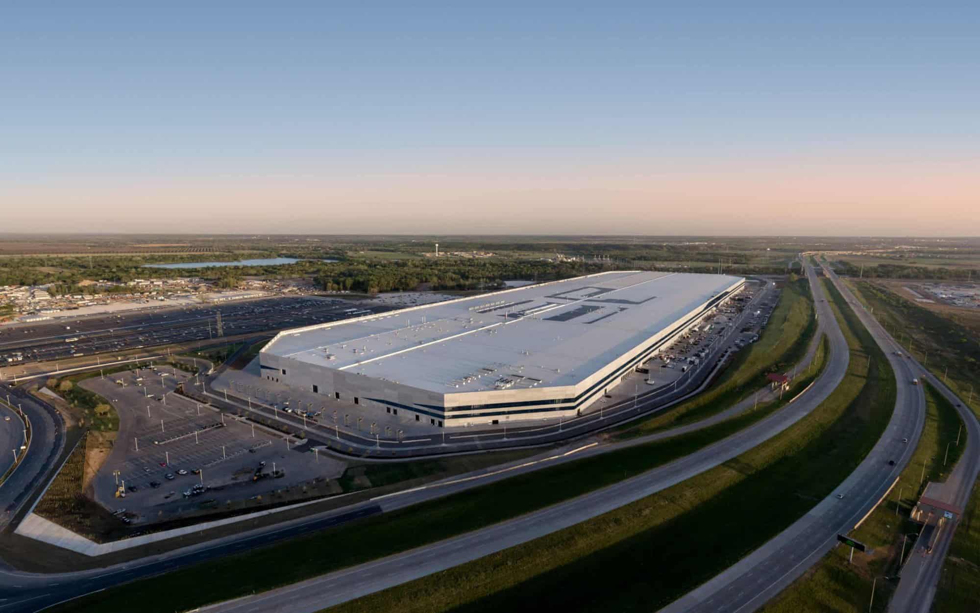 Tesla mais que triplicou o número de funcionários em fábrica no Texas